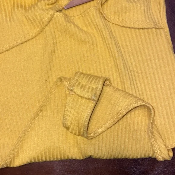 🌵Ribbed Yellow bodysuit! - Picture 5 of 8